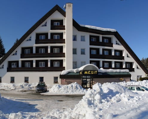 Čelní pohled na hotel Mesit
