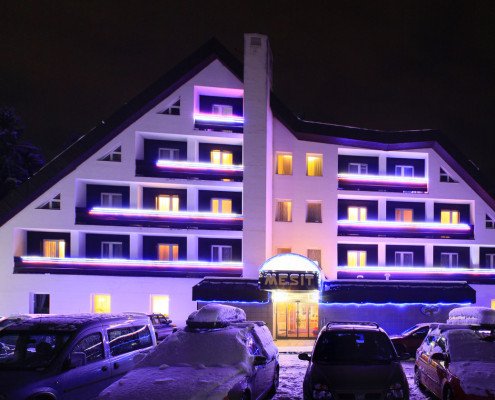 Pohled na hotel Mesit v noci v zimě