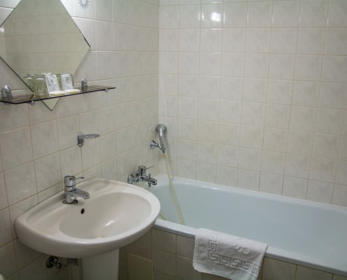 Koupelna dvoulůžkové a větší pokoje